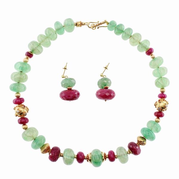 Collana e orecchini pendenti en suite in oro giallo 18kt e radice di rubino  - Asta Gioielli e Orologi Web Only - Associazione Nazionale - Case d'Asta italiane