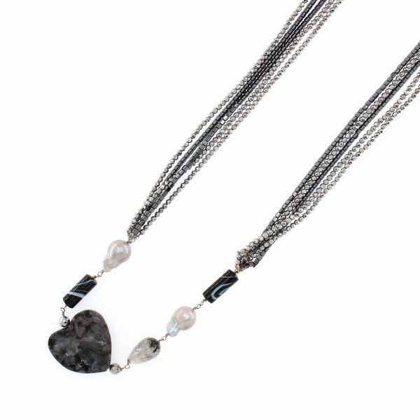 Lunga collana bijou in ematite, perle fresh water e agata muschiata  - Asta Gioielli e Orologi Web Only - Associazione Nazionale - Case d'Asta italiane
