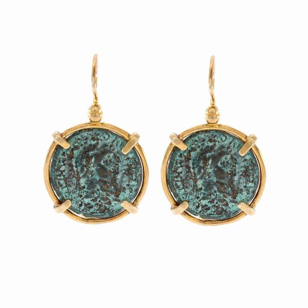 Orecchini bijou pendenti in argento dorato con moneta  - Asta Gioielli e Orologi Web Only - Associazione Nazionale - Case d'Asta italiane