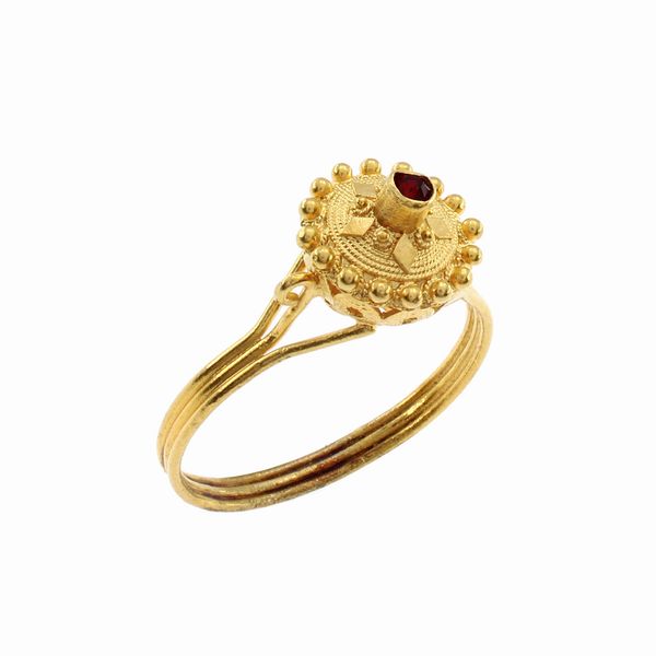 Anello in oro giallo 18kt in filigrana sarda con granato  - Asta Gioielli e Orologi Web Only - Associazione Nazionale - Case d'Asta italiane