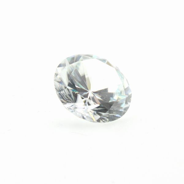 Pietra sciolta ad imitare un diamante taglio brillante  - Asta Gioielli e Orologi Web Only - Associazione Nazionale - Case d'Asta italiane