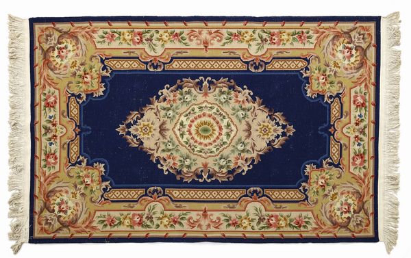 MANIFATTURA CINESE : Tappeto con decorazioni in stile Aubusson  - Asta Asta 449 | ARTE ANTICA E DEL XIX SECOLO Virtuale - Associazione Nazionale - Case d'Asta italiane