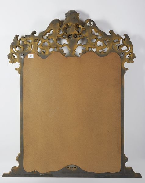 MANIFATTURA DEL XX SECOLO : Grande specchiera in legno intagliato e dorato, con cimasa decorata a motivi fitomorfi  - Asta Asta 449 | ARTE ANTICA E DEL XIX SECOLO Virtuale - Associazione Nazionale - Case d'Asta italiane