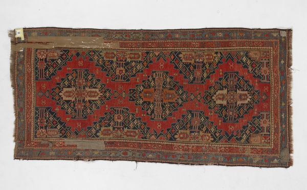 MANIFATTURA DEL XIX-XX SECOLO : Tappeto con tre medaglioni centrali geometrici su campo rosso, incorniciati da doppia fascia esterna  - Asta Asta 449 | ARTE ANTICA E DEL XIX SECOLO Virtuale - Associazione Nazionale - Case d'Asta italiane