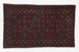 BELUCISTAN - Tappeto Belucistan, XX secolo, con decori a fasce diagonali di medaglioni nei toni del rosso e del blu, incorniciato da fascia esterna