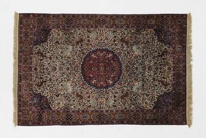 MANIFATTURA DEL XX SECOLO - Tappeto nei toni del rosso e del panna con medaglione centrale entro campo fittamente decorato a motivi animali e fitomorfi, incorniciato da fascia esterna