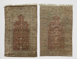 MANIFATTURA PERSIANA DEL XX SECOLO - Coppia di scendiletto con decorazione a nicchia a fondo rosso incorniciata da fascia esterna