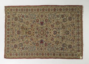 MANIFATTURA PERSIANA DEL XX SECOLO : Tappeto con fitte decorazioni fitomorfe su fondo crema, incorniciato da fascia esterna  - Asta Asta 449 | ARTE ANTICA E DEL XIX SECOLO Virtuale - Associazione Nazionale - Case d'Asta italiane