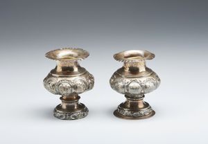 ARGENTIERE VENEZIANO DEL XVIII SECOLO - Coppia di piccoli vasi porta palme in argento sbalzato