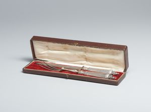 ARGENTIERE DEL XIX-XX SECOLO - Forchettone e coltello da servizio con manico probabilmente in argento cesellato a motivi fitomorfi