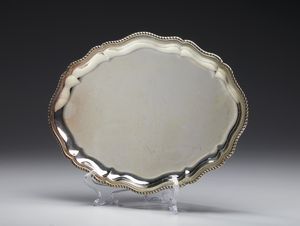 ARGENTIERE ITALIANO DEL XX SECOLO - Vassoio in argento di forma ovale, bordo mistilineo cordonato