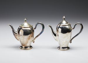 ARGENTIERE ITALIANO DEL XX SECOLO - Caffettiera e teiera in argento, corpo piriforme poggiante su base circolare