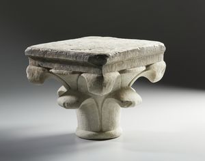 MANIFATTURA DELL'ITALIA SETTENTRIONALE, SECOLO XIV-XV - Capitello in marmo con decorazione a foglie d'acanto stilizzate