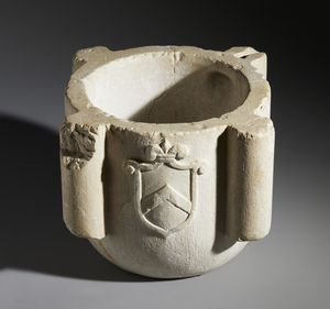 MANIFATTURA LOMBARDA DEL XVI SECOLO - Mortaio in pietra di Botticino con stemma nobiliare, possibilmente riferibile alla famiglia Canal