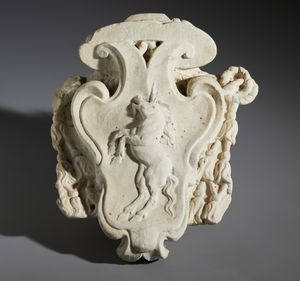 MANIFATTURA ITALIANA DEL XVII SECOLO - Stemma cardinalizio in marmo scolpito raffigurante un unicorno