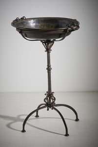 MANIFATTURA ITALIANA DEL XVII-XVIII SECOLO - Bacile in rame sbalzato, biansato e baccellato lungo il bordo su base in ferro battuto