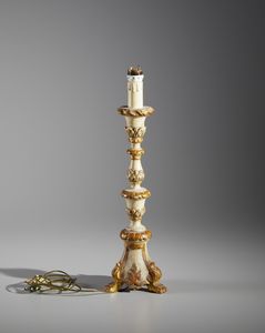 MANIFATTURA ITALIANA DEL XVIII SECOLO - Portacero in legno intagliato, parzialmente dorato e laccato, montato a lampada in epoca posteriore