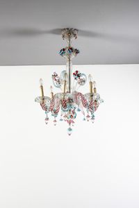 MANIFATTURA VENEZIANA DEL XX SECOLO - Lampadario in vetro di Murano incolore e e policromo, arricchito da decorazioni policrome fitomorfe e floreali, bracci mossi