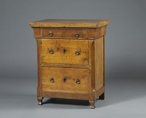 MANIFATTURA DEL XVIII-XIX SECOLO - Comodino in noce intagliato, fronte e fianchi dritti con un piccolo cassetto sottopiano e due cassetti sul fronte