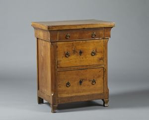 MANIFATTURA DEL XVIII-XIX SECOLO : Comodino in noce intagliato, fronte e fianchi dritti con un piccolo cassetto sottopiano e due cassetti sul fronte  - Asta Asta 449 | ARTE ANTICA E DEL XIX SECOLO Virtuale - Associazione Nazionale - Case d'Asta italiane