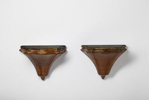 MANIFATTURA DEL XVIII-XIX SECOLO - Coppia di mensole in legno di noce con piani in marmo