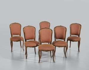 MANIFATTURA DEL XIX SECOLO - Sei sedie in noce, schienale sagomato e gambe mosse intagliate con motivi rocaille, imbottite con tessuto rosso a righe