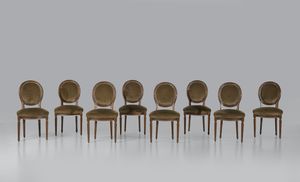 MANIFATTURA DEL XIX SECOLO - Otto sedie in legno intagliato, schienale e seduta imbottita, gambe a faretra