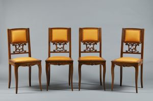 MANIFATTURA DEL XIX-XX SECOLO - Quattro sedie in noce intagliato con raccordo tra seduta e schienale a giorno, imbottitura in tessuto giallo
