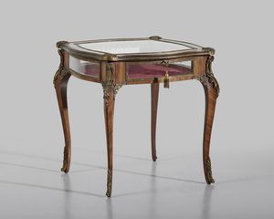 MANIFATTURA FRANCESE DEL XIX-XX SECOLO - Tavolino espositore lastronato, in stile Luigi XV, con decorazioni e profili in metallo dorato e piano apribile, gambe arcuate