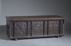 MANIFATTURA DEL XIX-XX SECOLO - Cassapanca in legno intagliato in stile gotico