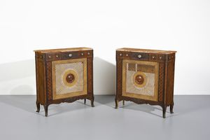 MANIFATTURA DEL XX SECOLO : Coppia di copricaloriferi in legno intarsiato e smalti in forma di cassettoni in stile Luigi XV, fronte in paglia intrecciata, piano in marmo sagomato  - Asta Asta 449 | ARTE ANTICA E DEL XIX SECOLO Virtuale - Associazione Nazionale - Case d'Asta italiane