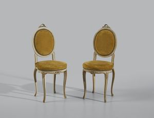 MANIFATTURA DEL XX SECOLO - Coppia di sedie in legno intagliato e laccato, seduta e schienale imbottite