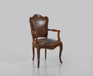 MANIFATTURA DEL XX SECOLO - Poltrona in legno con applicazioni in metallo dorato, schienale e seduta imbottite in pelle
