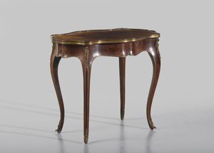 MANIFATTURA DEL XX SECOLO - Tavolino lastronato e intarsiato sul piano a motivi floreali, applicazioni in metallo dorato, gambe arcuate