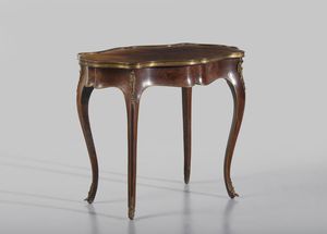 MANIFATTURA DEL XX SECOLO - Tavolino lastronato e intarsiato sul piano a motivi floreali, applicazioni in metallo dorato, gambe arcuate