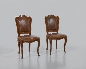 MANIFATTURA DEL XX SECOLO - Coppia di sedie in legno con applicazioni in metallo dorato, schienale e seduta imbottite in pelle