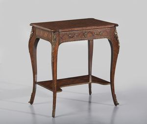 MANIFATTURA DEL XX SECOLO - Tavolino lastronato e intarsiato in stile Luigi XV con applicazioni in metallo dorato, cassetto sul fronte e piano d'appoggio nella parte inferiore, gambe arcuate