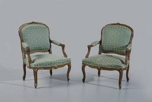 MANIFATTURA DEL XX SECOLO - Coppia di poltrone in legno intagliato in stile Luigi XV, schienale e seduta imbottiti, gambe arcuate