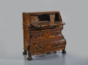 MANIFATTURA OLANDESE DEL XX SECOLO - Ribalta lastronata e intarsiata in varie essenze, decoro a motivo floreale e fitomorfo, fronte bombato a tre cassetti e anta calatoia celante vano e quattro cassettini, piedi ad artiglio