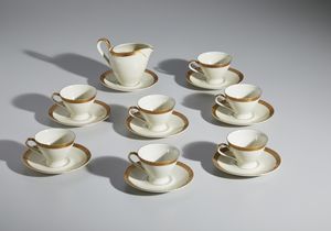 MANIFATTURA TEDESCA DEL XX SECOLO - Servizio di tazzine e piattini da caff per 8 (con lattiera) in porcellana parzialmente dorata