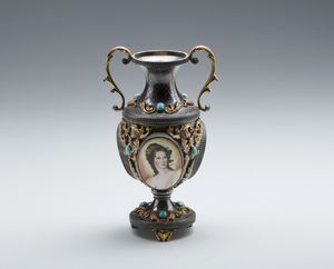 MANIFATTURA DEL XX SECOLO - Piccolo vaso in metallo cesellato e parzialmente dorato, con inserti di pietre dure e due miniature a smalto raffiguranti ritratti femminili