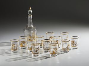 MANIFATTURA VENEZIANA DEL XX SECOLO - Servizio di 12 bicchieri e bottiglia in vetro parzialmente dorato, elementi di forma troncoconica con pareti sfaccettate con decorazioni a imitazione dei vetri cosiddetti 'Zwischengoldglser'