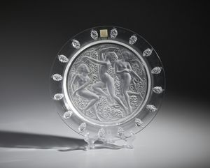 LALIQUE - Piatto circolare 'Cte d'Or' detto anche 'Coup aut trois figurine et raisins' in vetro satinato con decorazioni a rilievo