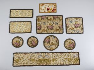MANIFATTURA DEL XX SECOLO - Gruppo di dieci centrotavola in tessuto ricamato a motivi floreali, varie misure