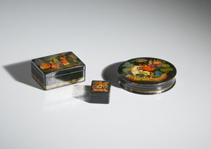 MANIFATTURA RUSSA DEL XX SECOLO - Tre piccole scatole in cartapesta e lacca nera, parzialmente dipinte