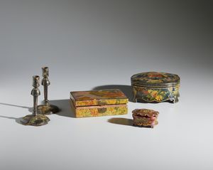 MANIFATTURA VENETA DEL XX SECOLO - Gruppo di oggetti in legno laccato e dipinto a motivi floreali (Coppia di candelieri, scatola rettangolare, due scrigni di forma bombata)
