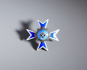 MANIFATTURA RUSSA DEL XIX-XX SECOLO - Distintivo del Reggimento Guardie dell' Imperatrice Marija Fedorovna, in argento con croce maltese in smalto blu bordato di bianco, centrata dalla placca dell'Ordine di S. Andrea