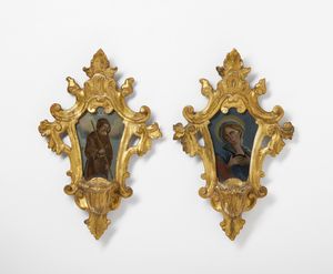 MANIFATTURA DEL XVIII-XIX SECOLO - Coppia di piccole acquasantiere in legno intagliato e dorato con parte centrale dipinta con San Francesco Da Paola e con la Vergine