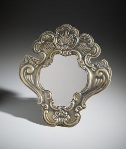 ARGENTIERE DEL XX SECOLO - Piccolo specchio da tavolo in lamina d'argento su struttura in legno