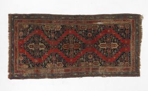 MANIFATTURA DEL XIX-XX SECOLO : Tappeto con tre medaglioni centrali geometrici su campo rosso, incorniciati da doppia fascia esterna  - Asta Asta 449 | ARTE ANTICA E DEL XIX SECOLO Virtuale - Associazione Nazionale - Case d'Asta italiane